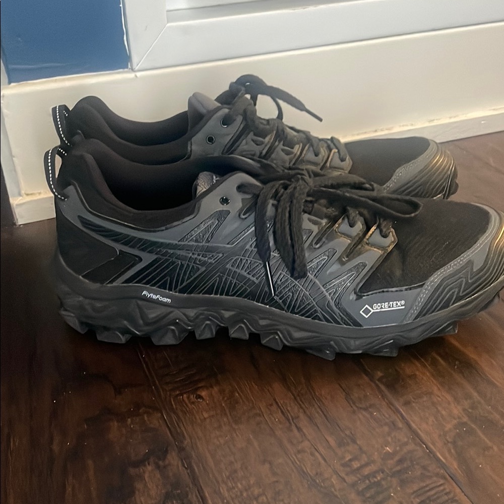 Asics Black Athletic Shoes with Durable Design and Superior Cushioning